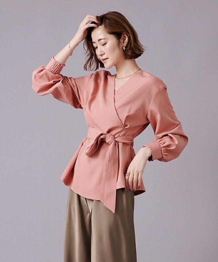 overE 96 ウエストベルト付きカシュクールブラウス 25SS：ブラック ウエストベルト付きカシュクールブラウス 25SS：ホワイト│胸が大きな